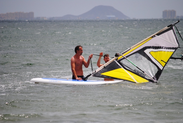 Profesor de windsurf con su alumno en Murcia